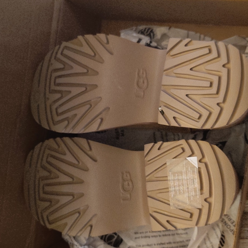 UGG PLUSH - Picture 3 of 8